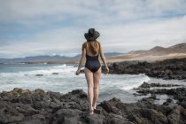 Чувственная женщина возле бурного моря — стоковое фото