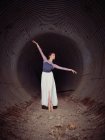 Jovem bailarina girando em tubo — Fotografia de Stock