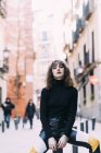 Jeune jolie femme posant dans les rues de Madrid — Photo de stock