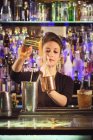 Barkeeperin bereitet Cocktail zu — Stockfoto