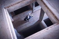 Anonymer Mann tanzt in schäbigem Gebäude, Blick aus dem hohen Winkel — Stockfoto
