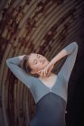 Молода балерина танцює в люльці. — стокове фото