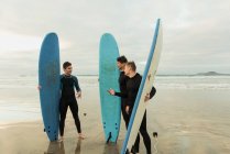 Hombres emocionados con tablas de surf - foto de stock