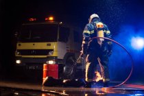 Muskulöser Feuerwehrmann im Einsatz — Stockfoto