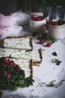 Pezzi di torta di lime fatta in casa con bacche su superficie di marmo bianco — Foto stock