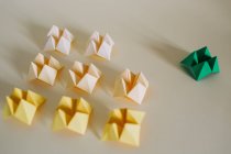 Juego de papel amarillo y verde origami - foto de stock