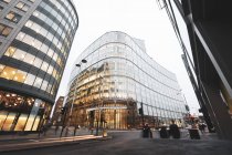 Longue exposition du nouveau bâtiment moderne avec façade vitrée et lumières sur la rue à Londres, Royaume-Uni — Photo de stock