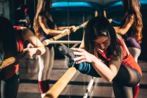 Ballerini concentrati che si allenano con sbarre davanti allo specchio in studio. — Foto stock