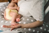 Mamma che allatta il bambino a casa — Foto stock