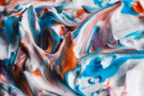 Абстрактні різнокольорові крему для гоління на білому полотні — стокове фото