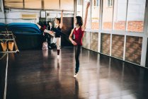 Танцюристи балетної підготовки разом — стокове фото