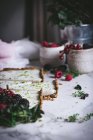 Кусочки домашнего лаймового пирога с ягодами на поверхности белого мрамора — стоковое фото