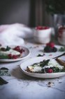 Кусочек лаймового пирога с ягодами на тарелке на поверхности белого мрамора — стоковое фото