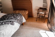 Quarto confortável com tapete dentro da cama grande na barraca — Fotografia de Stock