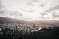 Herrlicher bewölkter Himmel über der modernen Stadt Bilbao von einem Hügel während des trüben Morgens in Spanien — Stockfoto