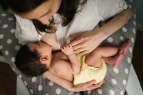 Mãe alimentando bebê em casa — Fotografia de Stock