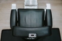 Cadeira de couro moderno na barbearia no fundo borrado — Fotografia de Stock