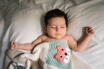 Niedliches Baby schläft auf dem Bett — Stockfoto
