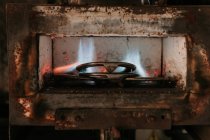 Metall für das Hufeisenschmelzen im heißen Ofen in der Schmiedewerkstatt auf der Ranch — Stockfoto