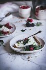 Pezzo di torta di lime con bacche fresche sul piatto su superficie di marmo bianco — Foto stock