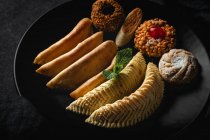 Традиционные арабские халяльные домашние сладости, характерные для Рамадана и Ид — стоковое фото