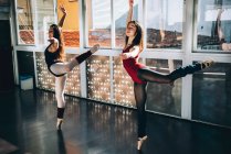 Bailarinas jóvenes bailando expresivamente - foto de stock