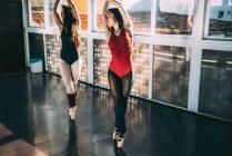 Junge Ballerinen tanzen ausdrucksstark — Stockfoto