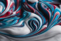 Абстрактні різнокольорові крему для гоління на білому полотні — стокове фото