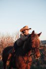Frau reitet auf Ranch gegen den Abendhimmel — Stockfoto