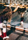 Ballerine danseuse échauffant le corps flexible dans un studio ensoleillé. — Photo de stock
