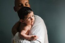 Отец обнимает милого ребенка — стоковое фото