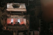 Métal pour la fusion de fers à cheval dans un four chaud dans un atelier de forge sur ranch — Photo de stock