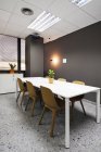 Sillas y mesa blanca con maceta de la planta en el interior elegante oficina moderna - foto de stock