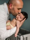 Padre abbracciare bambino carino — Foto stock