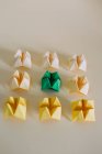 Набор бумажных желтых и зеленых оригами — стоковое фото