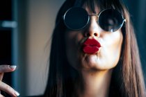 Attraktive Frau mit roten Lippen küsst sauberes transparentes Glas leidenschaftlich — Stockfoto
