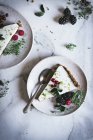 Pezzo di torta di lime con bacche fresche sul piatto su superficie di marmo bianco — Foto stock