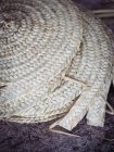 Conjunto de rollos de fibra de palma seca tejida colocados en el suelo en el taller — Stock Photo