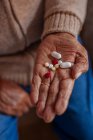 Detalhe de pílulas na mão de um homem velho — Fotografia de Stock