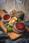 Sanduíche de legumes caseiro saudável na placa de madeira — Fotografia de Stock