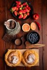 Boisson chaude fraîche et divers aliments savoureux pour le petit déjeuner placés sur la table de bois le matin — Photo de stock