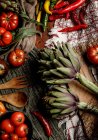 Serie di varie verdure fresche e tovaglioli di stoffa rustici su tavolo in cucina — Foto stock