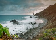Vista pitoresca de penhascos rochosos em mar incrível em dia nublado dramático em Playa Benijo Tenerife Espanha — Fotografia de Stock
