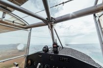 Вид с воздуха изнутри кабины маленького самолета — стоковое фото