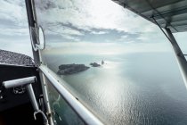Vista aérea de las islas desde el interior de un pequeño avión - foto de stock