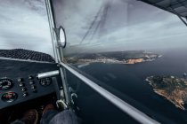 Veduta aerea delle isole dall'interno di un piccolo aereo — Foto stock