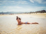 Bambina in riva al mare — Foto stock
