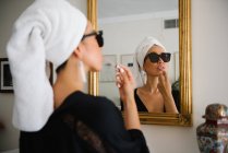 Élégante femme riche chinoise se préparant devant un miroir — Photo de stock