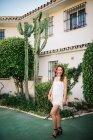 Jovem mulher chinesa na moda posando no luxuoso resort — Fotografia de Stock