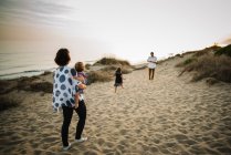 Familie spaziert am Strand — Stockfoto
